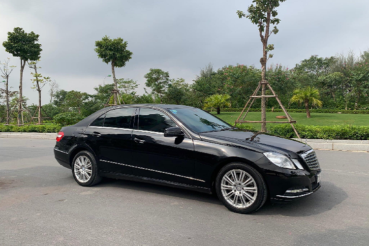 Với 8 năm tuổi và vận hành gần 70.000 km, các chi tiết trên xe Mercedes-Benz E300 vẫn còn rất bắt mắt, mức giá xe Mercedes-Benz E300 2012 là 855 triệu đồng xứng đáng với sự thoải mái, sang trọng và các tính năng an toàn của xe mang lại.