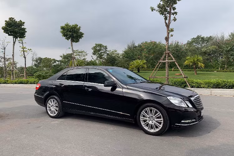 Với 8 năm tuổi và vận hành gần 70.000 km, các chi tiết trên xe Mercedes-Benz E300 vẫn còn rất bắt mắt, mức giá xe Mercedes-Benz E300 2012 là 855 triệu đồng xứng đáng với sự thoải mái, sang trọng và các tính năng an toàn của xe mang lại.