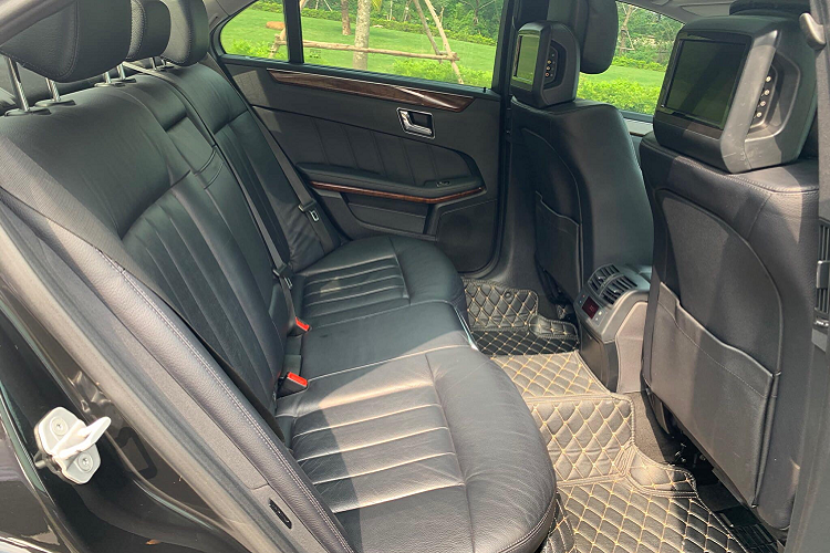 Mercedes-Benz E300 có kích thước dài x rộng x cao lần lượt 4.868 x 1.854 x 1.465 (mm), chiều dài trục cơ sở 2.874 mm (tăng 20 mm so với phiên bản trước), khoang hành lý có dung tích 540 lít. Thân xe có những đường nét cổ điển và cứng cáp, chẳng hạn như đường chỉ dọc tay nắm cửa.