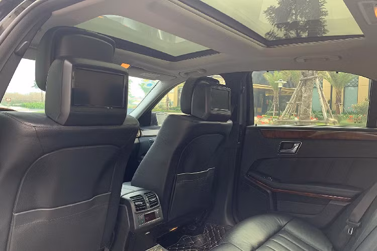 Các thiết bị an toàn của Mercedes-Benz E300 Elegance gồm: thiết bị Attention Assist – tự động cảnh báo khi phát hiện dấu hiệu không tập trung của người lái, hệ thống phanh Adaptive kết hợp hệ thống chống bó cứng phanh (ABS) và hỗ trợ lực lực phanh khẩn cấp (BAS). Xe được trang bị 10 túi khí, tại thời điểm 2012 là sự vượt trội so với các đối thủ cùng phân khúc.