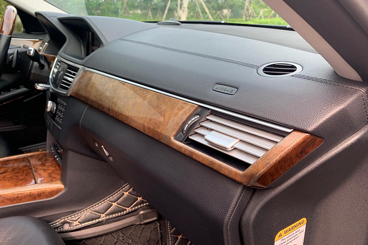 Mercedes-Benz E300 sử dụng động cơ V6 dung tích 2.990 cc, công suất tối đa 231 mã lực tại 6.000 vòng/phút, mô men xoắn cực đại đạt 300 Nm tại 2.500 – 5.000 vòng/phút, cho xe khả năng tăng tốc 0-100 km/giờ trong 7,4 giây và đạt tốc độ tối đa 247 km/giờ. Chiếc xe này sử dụng hộp số tự động 7G-Tronic – hộp số đầu tiên 7 cấp trên thế giới, với mức tiêu thụ nhiên liệu 6.7 lít/100 km đường quốc lộ, theo công bố từ nhà sản xuất). Ngoài ra, với cần chuyển số Direct Select tích hợp trên vô lăng.