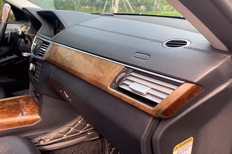 Mercedes-Benz E300 sử dụng động cơ V6 dung tích 2.990 cc, công suất tối đa 231 mã lực tại 6.000 vòng/phút, mô men xoắn cực đại đạt 300 Nm tại 2.500 – 5.000 vòng/phút, cho xe khả năng tăng tốc 0-100 km/giờ trong 7,4 giây và đạt tốc độ tối đa 247 km/giờ. Chiếc xe này sử dụng hộp số tự động 7G-Tronic – hộp số đầu tiên 7 cấp trên thế giới, với mức tiêu thụ nhiên liệu 6.7 lít/100 km đường quốc lộ, theo công bố từ nhà sản xuất). Ngoài ra, với cần chuyển số Direct Select tích hợp trên vô lăng.