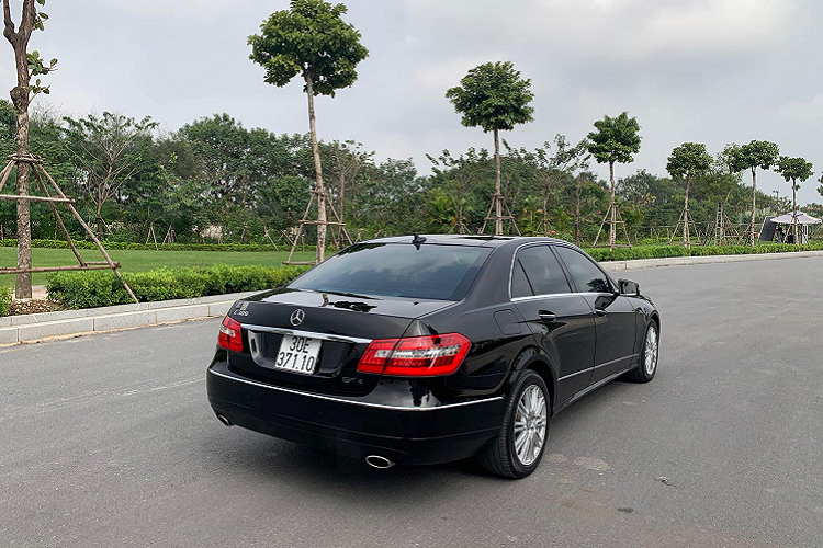 Cụ thể, một chiếc Mercedes-Benz E300 đời 2012, đã lăn bánh khoảng 70.000 km rao bán với giá 855 triệu đồng. Mức giá này tương đương với các dòng xe sedan hạng C đời mới như Mazda3, Honda Civic hay Toyota Corolla Altis. Tất nhiên, dù là xe cũ nhưng Mercedes-Benz E300 vẫn là chiếc sedan đẳng cấp hơn nhiều.