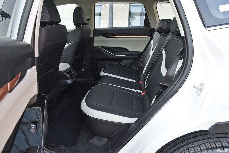 Đuôi xe có một dải đèn hậu chạy dài hết chiều ngang, phía dưới là hàng chữ Haval lớn