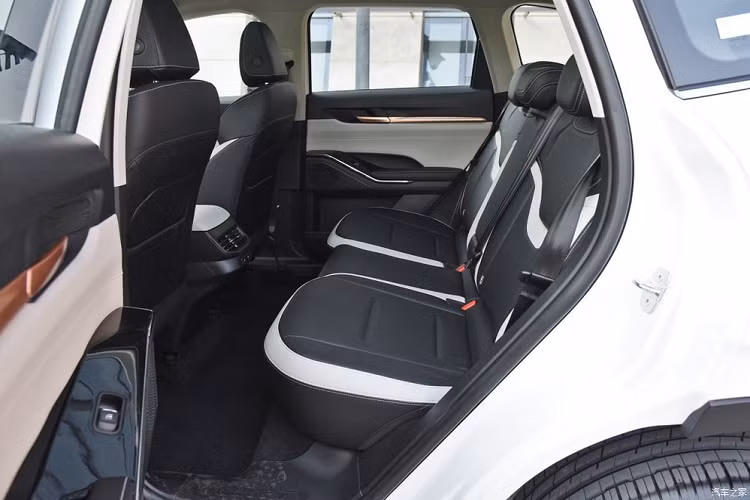 Đuôi xe có một dải đèn hậu chạy dài hết chiều ngang, phía dưới là hàng chữ Haval lớn