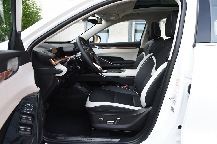 Cụm điều khiển phía dưới trông khá đơn giản và to lớn, cần số là dạng núm xoay tròn.