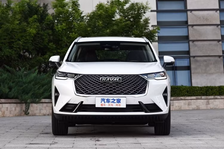 Trên khía cạnh hình thức bên ngoài, mẫu xe SUV Haval H6 1.5T Supreme trông khá đẹp với dáng vẻ vạm vỡ, một lưới tản nhiệt đa giác lớn có viền mạ crôm, hai dải đèn pha mang hình chữ nhật phía trong, khoảng cách từ trục bánh tới điểm đầu và cuối xe ngắn.