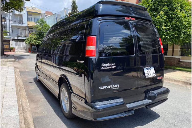 Giá bán 1,7 tỷ đồng cho chiếc GMC Savana 2500 phiên bản Explorer Limited SE đời 2012 nhập Mỹ độc đáo này quả thật không quá cao so với nhiều người. Tuy nhiên, dòng xe này sẽ rất kén khách mua, nhất là đối với khách mua xe phục vụ cho gia đình.
