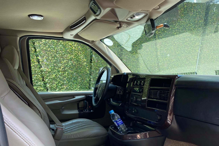 GMC Savana 2500 còn gây ấn tượng mạnh với thiết kế đơn giản mang phóng khoáng mạnh mẽ đậm chất Mỹ. Xe được trang bị đèn pha xenon, lưới tản nhiệt mạ chrome cỡ lớn. Tổng thể GMC Savana 2500 trông rất “ngầu” với nước sơn màu đen, đối lập với “dàn chân” lắp bộ mâm 20 inch (265/50 R20) sơn màu bạc mang thiết kế khoẻ khoắn.