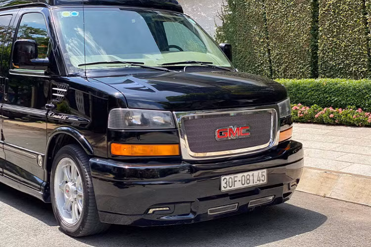 GMC Savana 2500 mang kích thước đồ sộ với chiều dài tổng thể lên đến 6,2m và chiều dài cơ sở 3,9m. Tức dài hơn một chiếc Toyota Hiace thế hệ mới có kích thước dài tổng thể 5,9m và chiều dài cơ sở 3,8m. Kích thước này của GMC Savana 2500 bỏ xa mọi chiếc MPV hay xe van 7 chỗ ngồi trên thị trường Việt.