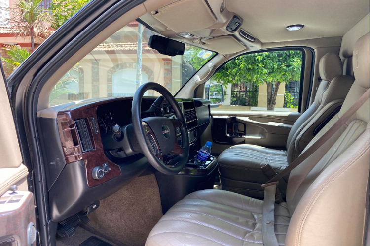 Chiếc GMC Savana 2500 bản Limited SE đời 2012 trong bài viết mang cấu hình 7 chỗ thay vì 9 chỗ. Khoang ông chủ và khoang người lái được ngăn cách bằng một vách ngăn để mang lại sự riêng tư tối đa. Khoang ông chủ sở hữu hai hàng ghế được thiết kế theo cách bố trí 2 và 3 chỗ ngồi.