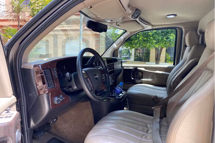 Chiếc GMC Savana 2500 bản Limited SE đời 2012 trong bài viết mang cấu hình 7 chỗ thay vì 9 chỗ. Khoang ông chủ và khoang người lái được ngăn cách bằng một vách ngăn để mang lại sự riêng tư tối đa. Khoang ông chủ sở hữu hai hàng ghế được thiết kế theo cách bố trí 2 và 3 chỗ ngồi.