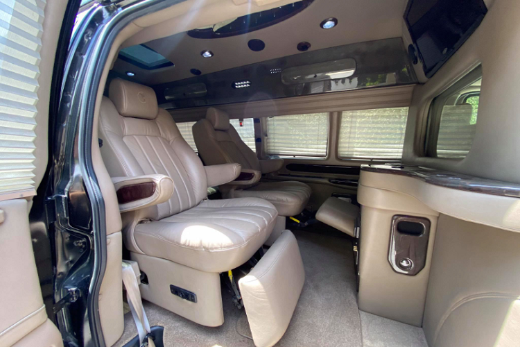 Trong đó, hàng ghế thứ 2 sử dụng 2 ghế hạng thương gia được bọc da cao cấp hỗ trợ chỉnh điện, cho ngã lưng tối đa. Hệ thống giải trí sử dụng 1 TV 26 inch cỡ lớn trung tâm và 2 màn hình nhỏ cho hàng ghế thứ 3. Trần xe thiết kế cao, tích hợp cửa sổ trời riêng biệt, trang bị hệ thống đèn LED trang trí khá bắt mắt và rất nhiều tính năng hỗ trợ khác đảm bảo mang đến sự thoải mái nhất cho các ông chủ trong các chuyến đi đường dài.
