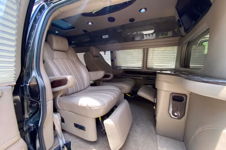 Trong đó, hàng ghế thứ 2 sử dụng 2 ghế hạng thương gia được bọc da cao cấp hỗ trợ chỉnh điện, cho ngã lưng tối đa. Hệ thống giải trí sử dụng 1 TV 26 inch cỡ lớn trung tâm và 2 màn hình nhỏ cho hàng ghế thứ 3. Trần xe thiết kế cao, tích hợp cửa sổ trời riêng biệt, trang bị hệ thống đèn LED trang trí khá bắt mắt và rất nhiều tính năng hỗ trợ khác đảm bảo mang đến sự thoải mái nhất cho các ông chủ trong các chuyến đi đường dài.