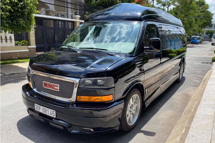 Tại Mỹ, những dòng xe van full-size này rất được ưa chuộng bởi người Mỹ rất thích những mẫu xe cỡ lớn từ xe SUV, sedan cho đến xe van. Tuy nhiên, tại Việt Nam, dòng xe này rất kén khách chơi, chính vì thế sẽ khó tìm thấy một chiếc GMC Savana 2500 đời 2012 phiên bản Explorer Limited SE thứ 2. Nói cách khác, chủ nhân của nó sẽ không bao giờ sợ “đụng hàng” khi lăn bánh trên đường phố Việt.