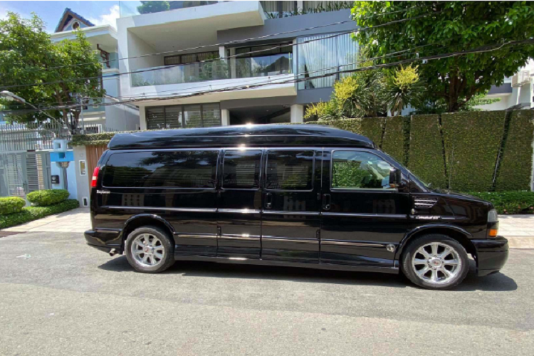 GMC Savana 2500 rất thích hợp để làm phương tiện cho những doanh nhân thành đạt, hay người nổi tiếng đang cần một phương tiện di chuyển độc đáo và tất nhiên phải có tài xế riêng.