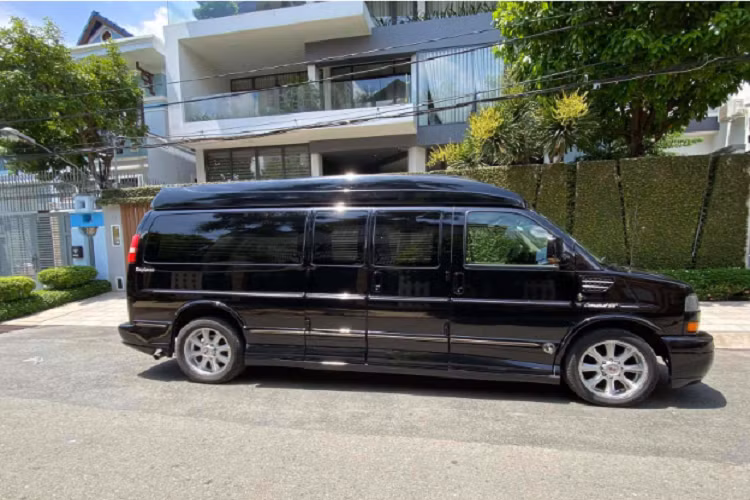 GMC Savana 2500 rất thích hợp để làm phương tiện cho những doanh nhân thành đạt, hay người nổi tiếng đang cần một phương tiện di chuyển độc đáo và tất nhiên phải có tài xế riêng.