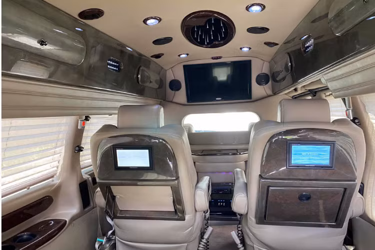 Bên dưới nắp ca-pô GMC Savana 2500 là động cơ xăng V8 dung tích lên đến 6.0L cho công suất tối đa lên đến 330 mã lực. Sử dụng kết hợp với hộp số tự động 6 cấp (6AT). Xe đi kèm với nhiều hệ thống an toàn như: kiểm soát độ ổn định, kiểm soát lực kéo và khóa vi sai cầu sau.