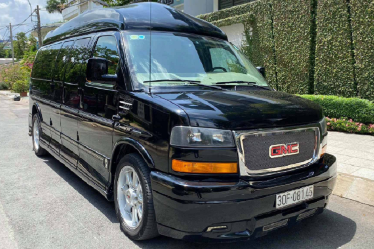 Mẫu xe GMC Savana 2500 phiên bản Limited SE đời 2012 nhập Mỹ hàng hiếm tại Việt Nam là một gợi ý dành cho những khách hàng thích chơi xe van full-size hàng độc. Sau 8 năm sử dụng với ODO dừng lại khoảng 40.000Km, chiếc GMC “bé bự” này đang được chào bán giá 1,78 tỷ đồng, đây là một gợi ý dành cho nhưng ai thích chơi hàng độc.