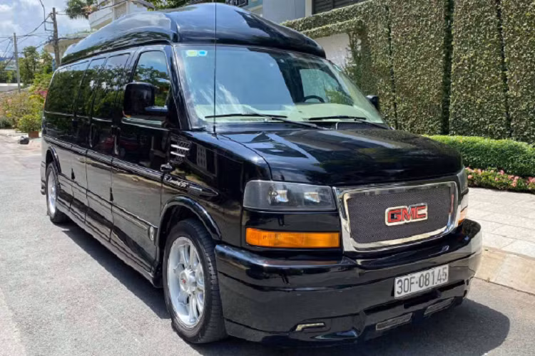 Mẫu xe GMC Savana 2500 phiên bản Limited SE đời 2012 nhập Mỹ hàng hiếm tại Việt Nam là một gợi ý dành cho những khách hàng thích chơi xe van full-size hàng độc. Sau 8 năm sử dụng với ODO dừng lại khoảng 40.000Km, chiếc GMC “bé bự” này đang được chào bán giá 1,78 tỷ đồng, đây là một gợi ý dành cho nhưng ai thích chơi hàng độc.