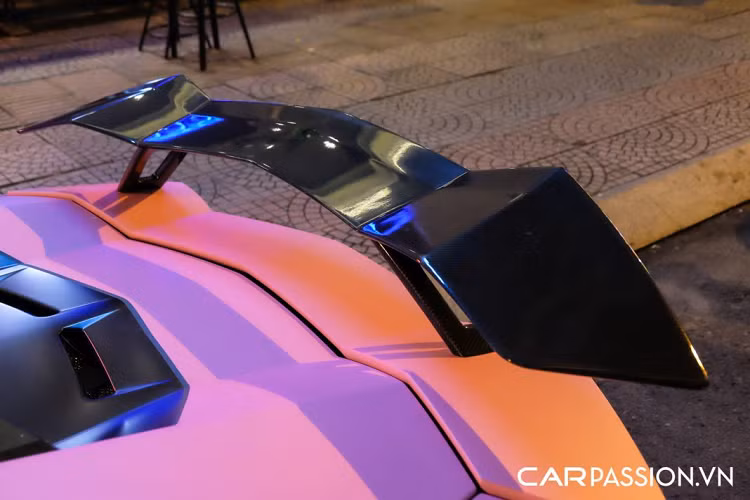 Tuy nhiên, để làm giảm bớt tính hầm hố của bộ bodykit Novitec Torado, vị chủ nhân của mẫu siêu xe đến từ Ý đã dán decal hồng rất nhiều chi tiết như : líp trước, ốp sườn xe,… Điểm nhấn ở đuôi xe là 4 họng xả hình tròn, thực chất hệ thống ống xả nguyên bản đã được thay thế bằng ống xả Frequency Intelligent Exhaust thuộc phiên bản Volcano có cấu tạo từ vật liệu titanium, có khả năng đổi màu khi gặp nhiệt độ lớn.