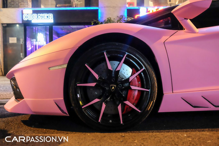 Trở lại với chiếc Lamborghini Aventador LP700-4 trong bài viết, không chỉ được chủ nhân “lột xác” nhờ lớp decal độc đáo, xe còn được nâng cấp với bộ bodykit làm hoàn toàn từ vật liệu sợi carbon “siêu nhẹ” đến từ thương hiệu Novitec. Gói độ có tên là Novitec Torado này giúp mang đến một vẻ ngoài hiếu chiến hơn cho “siêu bò” Aventador. Cản trước có sự xuất hiện của phần líp carbon, khe thoát khí trên nắp ca-pô và gương chiếu hậu được ốp vật liệu tương tự.