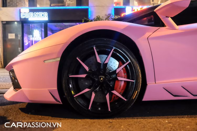 Trở lại với chiếc Lamborghini Aventador LP700-4 trong bài viết, không chỉ được chủ nhân “lột xác” nhờ lớp decal độc đáo, xe còn được nâng cấp với bộ bodykit làm hoàn toàn từ vật liệu sợi carbon “siêu nhẹ” đến từ thương hiệu Novitec. Gói độ có tên là Novitec Torado này giúp mang đến một vẻ ngoài hiếu chiến hơn cho “siêu bò” Aventador. Cản trước có sự xuất hiện của phần líp carbon, khe thoát khí trên nắp ca-pô và gương chiếu hậu được ốp vật liệu tương tự.