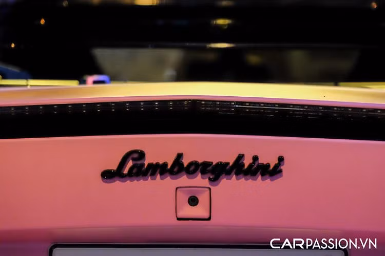 Lamborghini Aventador LP700-4 này sử dụng bộ mâm đa chấu màu đen bóng với các chấu được dán hồng tạo vẻ ngoài bắt mắt. Ẩn phía sau là hệ thống phanh đĩa hiệu năng cao gồm cùm phanh sơn đỏ làm điểm nhấn và đĩa phanh gốm carbon có khả năng chịu nhiệt tốt. Bộ mâm có kích thước cho bánh trước/sau lần lượt là 20 và 21 inch, đi kèm với bộ lốp Pirelli P Zero được trang bị tiêu chuẩn theo xe với thông số 255/30/R20 (bánh trước) và 355/25/R21 (bánh sau), trong đó phần lốp sau của xe có kích thước gần như lớn nhất ở phân khúc siêu xe hiện nay.