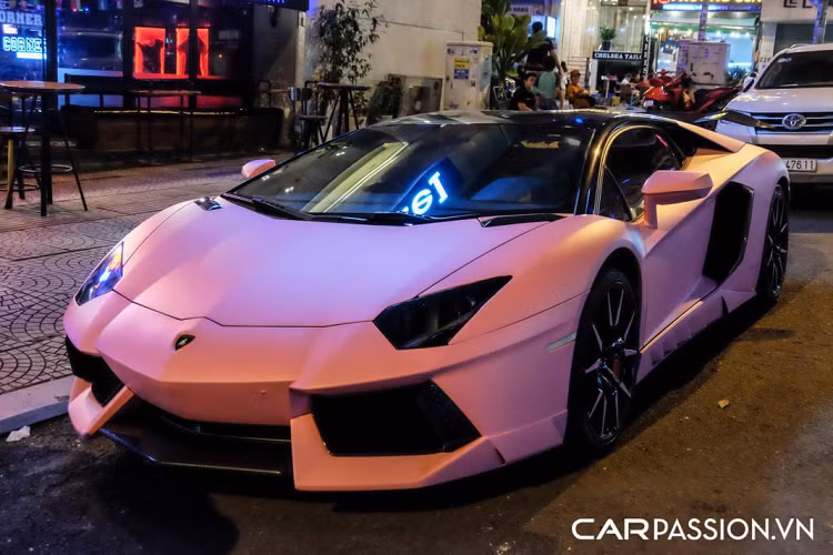 Nguyên bản chiếc Lamborghini Aventador màu hường này mang lớp sơn ngoại thất màu xám lông chuột Grigio Estoque khá lạ mắt, trước khi khoác lên lớp decal màu hồng, xe từng được chủ nhân lựa chọn bộ áo với thiết kế chuyển màu xanh dương và đen đang “làm mưa làm gió” trên thế giới.