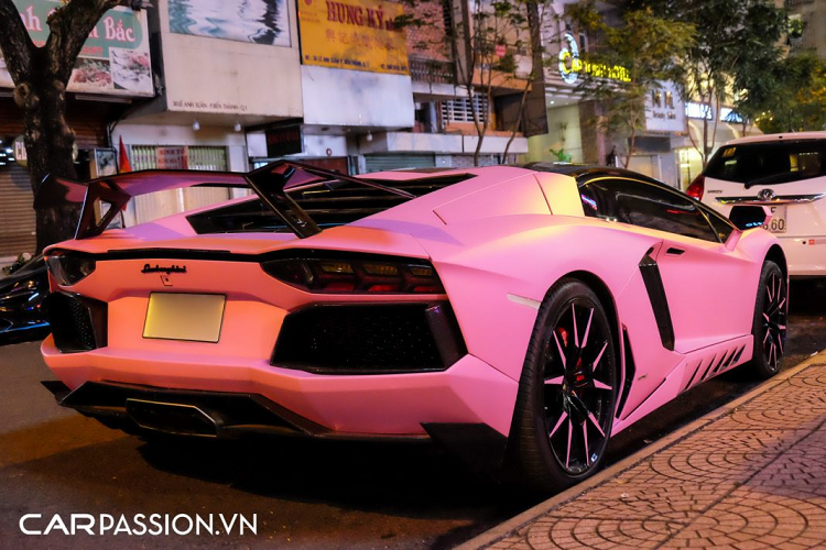 Xe sở hữu một khoang nội thất được lấy cảm hứng từ những mẫu chiến đấu cơ, ghế ngồi bọc da Alcantara cao cấp và bổ sung thêm những đường sọc màu đỏ làm điểm nhấn. Vô-lăng được ốp sợi carbon, lẫy chuyển số “zin” được thay bằng lẫy carbon, bảng đồng hồ tốc độ, bảng điều khiển trung tâm, táp-pi cửa hay bệ bước chân đều được ốp sợi carbon. Lamborghini Aventador LP700-4 có 3 chế độ lái khác nhau là : Strada, Sport và Corsa.