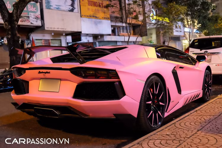 Xe sở hữu một khoang nội thất được lấy cảm hứng từ những mẫu chiến đấu cơ, ghế ngồi bọc da Alcantara cao cấp và bổ sung thêm những đường sọc màu đỏ làm điểm nhấn. Vô-lăng được ốp sợi carbon, lẫy chuyển số “zin” được thay bằng lẫy carbon, bảng đồng hồ tốc độ, bảng điều khiển trung tâm, táp-pi cửa hay bệ bước chân đều được ốp sợi carbon. Lamborghini Aventador LP700-4 có 3 chế độ lái khác nhau là : Strada, Sport và Corsa.