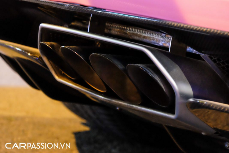 Đuôi xe hầm hố với cụm đèn hậu hình xương cá, xe được bổ sung thêm bộ khuếch tán gió carbon, ốp viền sợi carbon hai khe thoát khí ở phía sau. Cánh gió lớn có thiết kế mỏng theo hướng chúc xuống, kết hợp cùng chi tiết nguyên bản tạo thành hệ thống cánh gió kép, đem đến sự ổn định tối đa cho thân xe khi vận hành ở tốc độ cao. Nắp động cơ bằng kính cường lực thay cho nắp máy bằng nhựa tiêu chuẩn, để lộ hoàn toàn vẻ đẹp của khối động cơ V12.