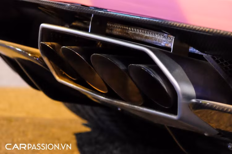 Đuôi xe hầm hố với cụm đèn hậu hình xương cá, xe được bổ sung thêm bộ khuếch tán gió carbon, ốp viền sợi carbon hai khe thoát khí ở phía sau. Cánh gió lớn có thiết kế mỏng theo hướng chúc xuống, kết hợp cùng chi tiết nguyên bản tạo thành hệ thống cánh gió kép, đem đến sự ổn định tối đa cho thân xe khi vận hành ở tốc độ cao. Nắp động cơ bằng kính cường lực thay cho nắp máy bằng nhựa tiêu chuẩn, để lộ hoàn toàn vẻ đẹp của khối động cơ V12.
