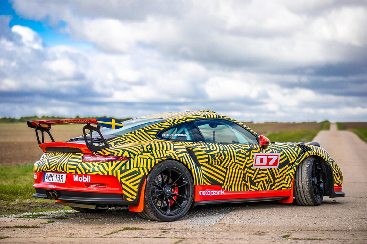 Để khiến chiếc GT3 RS trở nên linh hoạt hơn khi trượt qua các khúc cua, chiếc xe đã được trang bị các thanh giảm chấn độ đặc biệt với khả năng nén và nảy tùy chỉnh, và một van kiểm soát bắt cua. Bởi chiếc 911 GT3 RS này sẽ chủ yếu được sử dụng để đi off-road thay vì đường đua, hệ thống lò xo và cân bằng cũng được chỉnh lại cho phù hợp