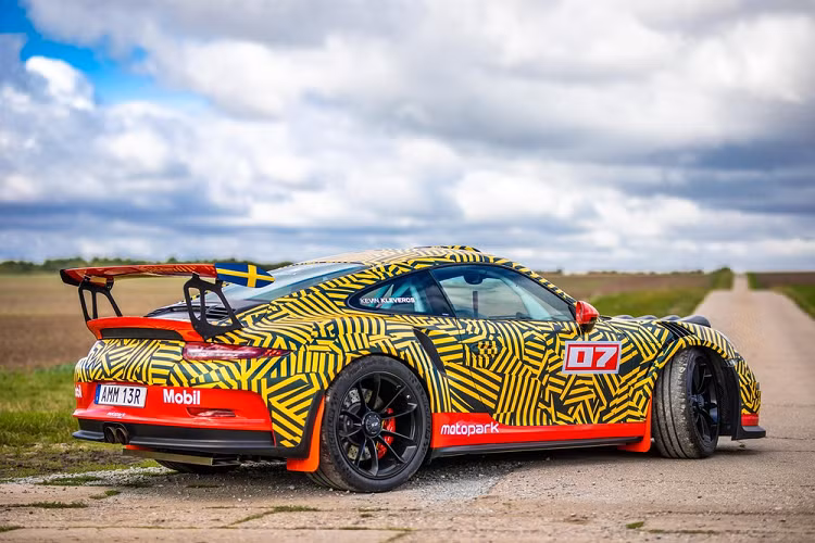 Để khiến chiếc GT3 RS trở nên linh hoạt hơn khi trượt qua các khúc cua, chiếc xe đã được trang bị các thanh giảm chấn độ đặc biệt với khả năng nén và nảy tùy chỉnh, và một van kiểm soát bắt cua. Bởi chiếc 911 GT3 RS này sẽ chủ yếu được sử dụng để đi off-road thay vì đường đua, hệ thống lò xo và cân bằng cũng được chỉnh lại cho phù hợp