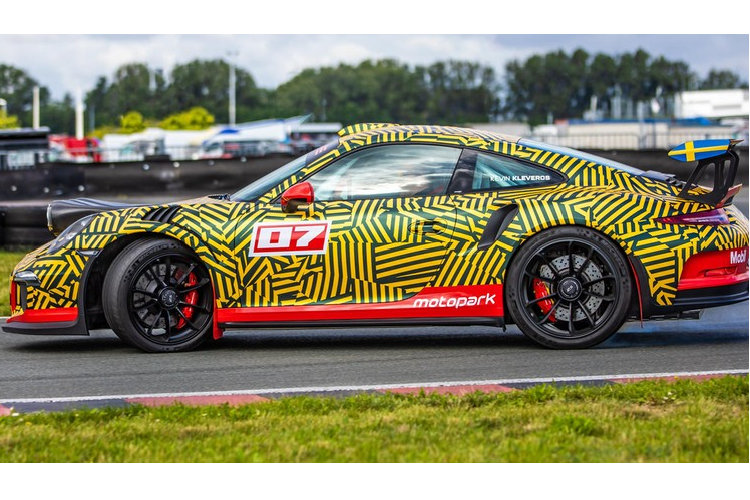 Các tấm chắn bùn và vỏ bảo vệ dưới gầm sẽ ngăn cản sỏi đá và những vật thể lạ trên mặt đất làm hỏng GT3 RS một cách bất ngờ. Bên trong, chiếc xe có trang bị phanh tay với công tắc ABS mà sẽ cho phép GT3 RS thực hiện drift vô cùng ấn tượng. Hệ thống đèn bổ sung trên nắp capô cung cấp thêm tầm nhìn trong trường hợp chiếc xe chạy vào ban đêm.