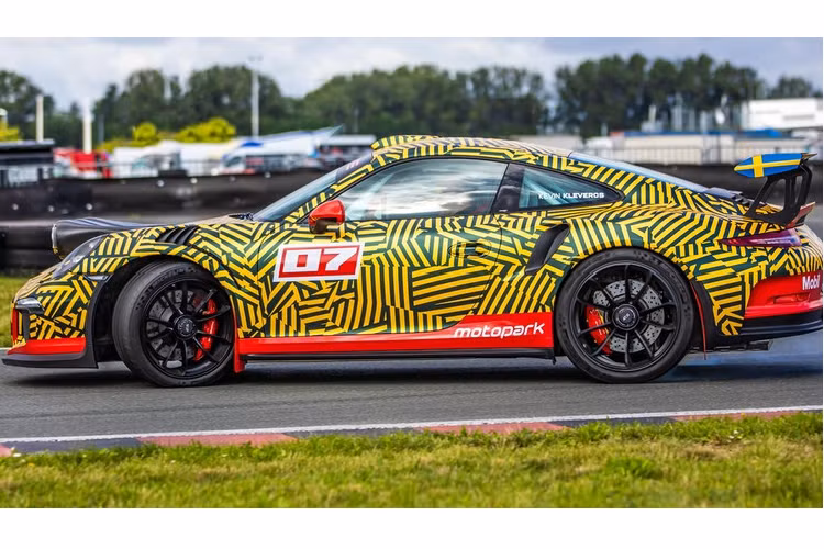 Các tấm chắn bùn và vỏ bảo vệ dưới gầm sẽ ngăn cản sỏi đá và những vật thể lạ trên mặt đất làm hỏng GT3 RS một cách bất ngờ. Bên trong, chiếc xe có trang bị phanh tay với công tắc ABS mà sẽ cho phép GT3 RS thực hiện drift vô cùng ấn tượng. Hệ thống đèn bổ sung trên nắp capô cung cấp thêm tầm nhìn trong trường hợp chiếc xe chạy vào ban đêm.