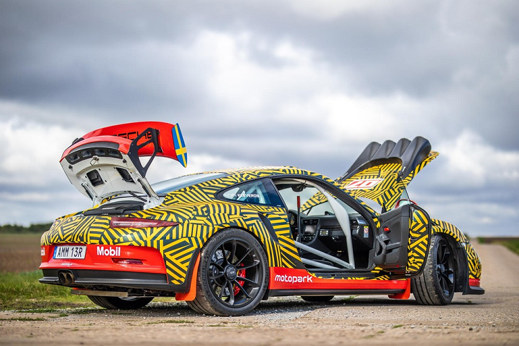 Ngoài ra, chiếc Porsche 911 độ khủng này còn lắp một thiết bị đo lường sử dụng GPS để tính toán khoảng cách, thời gian trung bình và tín hiệu đèn cho người lái phụ. Về mặt hình thức, thân vỏ xe có mang lớp sơn nền màu đen, sọc vàng với các chi tiết tô điểm màu đỏ. Hệ thống truyền động của xe cũng được giữ nguyên, bởi khối động cơ 6 xi-lanh phẳng dung tích 4.0 lít, sản sinh 520 mã lực và 469 Nm mô-men xoắn cực đại, là đủ khỏe rồi.