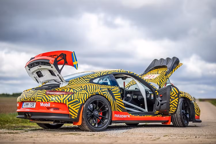 Ngoài ra, chiếc Porsche 911 độ khủng này còn lắp một thiết bị đo lường sử dụng GPS để tính toán khoảng cách, thời gian trung bình và tín hiệu đèn cho người lái phụ. Về mặt hình thức, thân vỏ xe có mang lớp sơn nền màu đen, sọc vàng với các chi tiết tô điểm màu đỏ. Hệ thống truyền động của xe cũng được giữ nguyên, bởi khối động cơ 6 xi-lanh phẳng dung tích 4.0 lít, sản sinh 520 mã lực và 469 Nm mô-men xoắn cực đại, là đủ khỏe rồi.