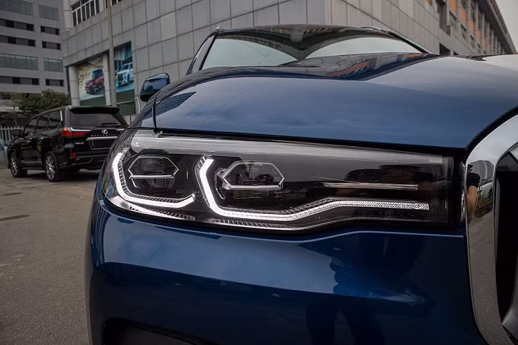 BMW X7 2020 sở hữu chiều Dài x Rộng x Cao lần lượt là 5.151 x 2.000 x 1.805 (mm), chiều dài cơ sở xe đạt 3.105 mm, khoảng sáng gầm xe 221 mm. Những thông số trên đảm bảo đây là một đối thủ đáng gờm thật sự khi BMW X7 nhỉnh hơn mọi thông số so với Mercedes-Benz GLS-Class, Lexus LX570 và cả Range Rover.