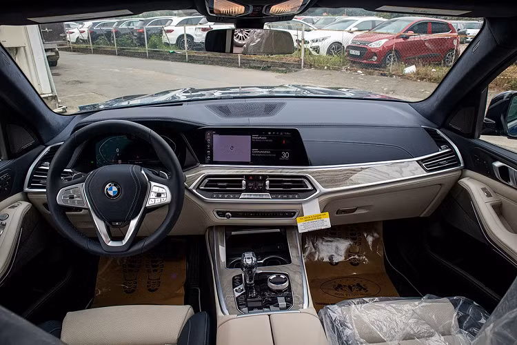 Tuy nhiên, điểm đáng nói nhất trên BMW X7 mới là cần số, nút bấm khởi động, con xoay chế độ lái đều được chế tác bằng pha lê khi BMW hợp tác với hãng pha lê đến từ Áo là Swarovski để sản xuất những chi tiết xa xỉ đặc biệt này.