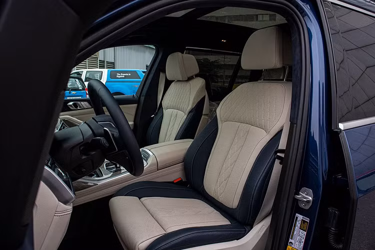 Ghế ngồi trên BMW X7 2020 được bọc da Merino với tông màu Trắng ngà kết hợp Xanh có lỗ thông khí với chức năng làm mát/sưởi ấm cùng tính năng chỉnh điện nhiều hướng và nhớ vị trí cho hàng ghế trước. Ở hàng ghế sau, BMW X7 2020 chỉ có 2 ghế ngồi kiểu dòng xe MPV cỡ lớn cũng có tính năng chỉnh điện, hàng ghế thứ cuối cùng rộng rãi với 3 chỗ ngồi.