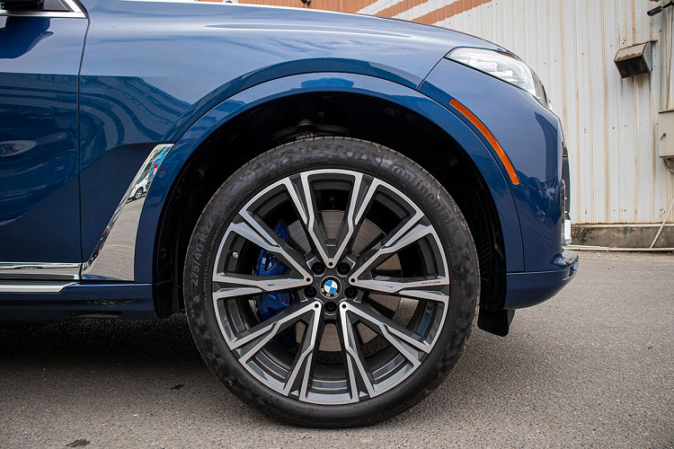 Ngoài ra, đèn LED sương mù hạ thấp bên dưới hốc gió phía trước, cùng với đó mẫu ô tô BMW X7 2020 có phần cản trước mạ crom tích hợp hệ thống Radar và cảm biến trước. Ga hành trình thích ứng, hỗ trợ giữ làn trên BMW X7 sẽ hoạt động nhờ Radar phía trước, đây là trang bị hàng chính hãng đã bị cắt bỏ tại Việt Nam.