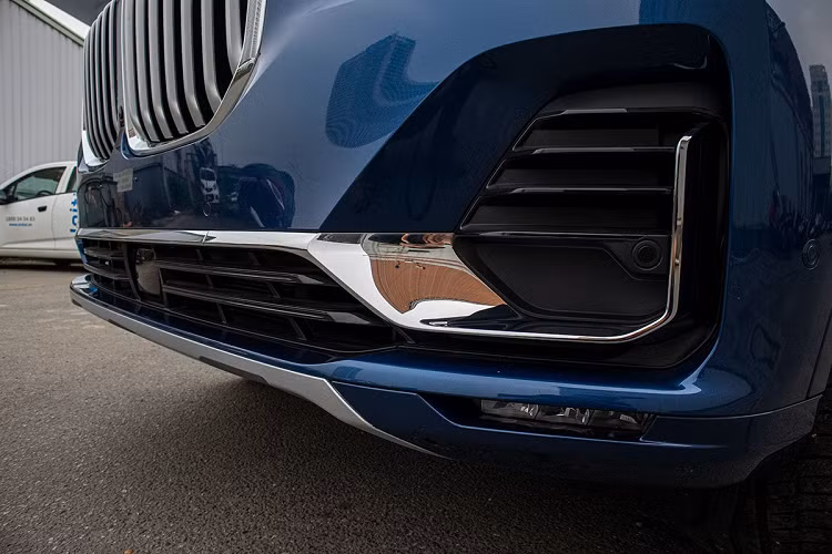 Về ngoại hình, BMW X7 hoàn toàn mới sở hữu sự cơ bắp của chiếc SUV Full-Size nhưng vẫn không bị mất đi vẻ sang trọng vốn có của những chiếc xe đến từ xứ Bavaria - Đức. Đặc biệt, những nét thiết kế mà người dùng đã gặp nhiều trên BMW cũng không bị mai một khi đưa lên X7 mới này.