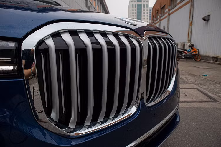 Vào tháng 7/2019, Thaco chính thức giới thiệu bộ đôi BMW X5-X7 hoàn toàn mới tại thị trường ô tô Việt Nam, đây là động thái ra mắt xe được đánh giá là nhanh của đơn vị này sau khi xe mới chỉ ra mắt thế giới cách đó khoảng 4 tháng. Tuy nhiên, giá xe BMW X7 2020 niêm yết chính hãng tại nước ta đến 7,499 tỷ đồng còn hiện tại các đại lý tư nhân đang bán BMW X7 cũng nhập khẩu nguyên chiếc từ Đức với giá 7,15 tỷ đồng, rẻ hơn khá nhiều.