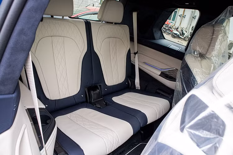 Tiện nghi trên chiếc xe hơi BMW X7 2020 cũng đáng chú ý với cửa sổ trời toàn cảnh, 2 màn hình giải trí phía sau 10,2 inch, màn hình hiển thị thông tin trên kính lái HUD, âm thanh vòm kim cương Bowers &amp; Wilking 3D với dàn loa 20 chiếc và 2 loa cao tần, điều hoà tự động 5 vùng độc lập, nút khởi động Star/Stop...