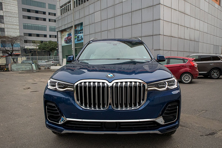 Thời điểm chưa phân phối chính hãng ở Việt Nam, BMW X7 All New đã được các đại lý tư nhân nhập khẩu theo dạng đơn đặt hàng từ Đức và số lượng cũng không hề nhỏ. Nhận thấy sức nóng của BMW X7 mới, Trường Hải (Thaco) đã nhanh chóng hoàn thiện bộ sưu tập X-Family tại thị trường trong nước nhằm cạnh tranh với đối thủ hoàn toàn xứng tầm là Mercedes-Benz GLS-Class, Lexus LX570 và Range Rover.