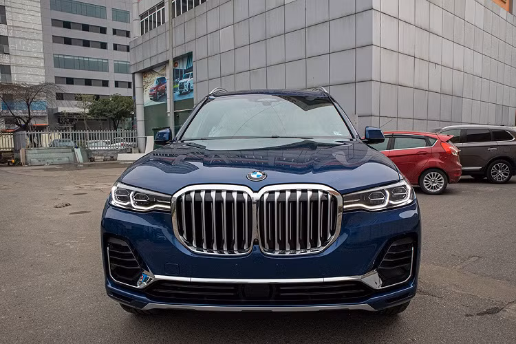 Thời điểm chưa phân phối chính hãng ở Việt Nam, BMW X7 All New đã được các đại lý tư nhân nhập khẩu theo dạng đơn đặt hàng từ Đức và số lượng cũng không hề nhỏ. Nhận thấy sức nóng của BMW X7 mới, Trường Hải (Thaco) đã nhanh chóng hoàn thiện bộ sưu tập X-Family tại thị trường trong nước nhằm cạnh tranh với đối thủ hoàn toàn xứng tầm là Mercedes-Benz GLS-Class, Lexus LX570 và Range Rover.