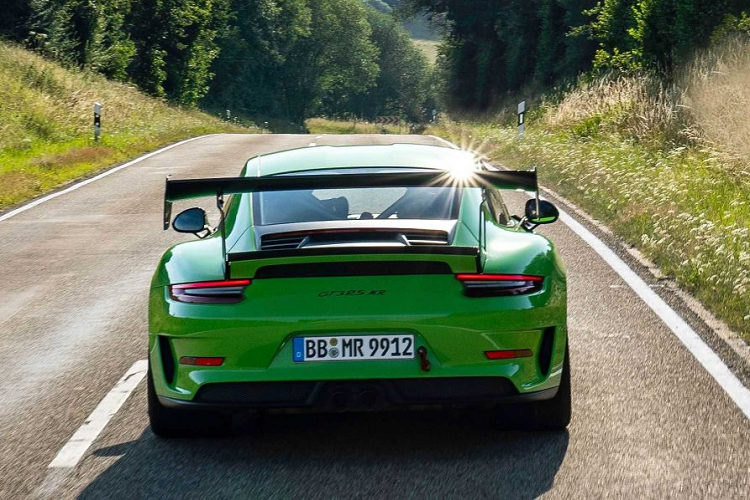 Động cơ này sản sinh 520 mã lực (cao hơn 20 mã lực so với 991.1) và 470 Nm mô-men xoắn. Hốp số PDK 7 cấp truyền sức mạnh đến bánh sau, cho phép xe tăng tốc 0-100 km/h trong 3,2 giây trước khi đạt vận tốc tối đa 312 km/h.