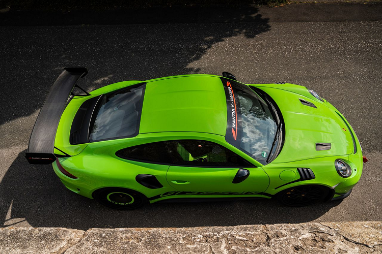 Hãng độ của Porsche trước đây từng ra mắt gói độ cho 911 GT2 RS và phiên bản đó của xe đã đạt được thành tích 6 phút 40,3 giây tại Nurburgring, biến chiếc xe đó trở thành chiếc xe thương mại nhanh nhất tại trường đua này. Giờ đây, gói nâng cấp dành cho 911 GT3 RS được phát triển trên nền tảng của GT2 RS MR với mục đích giúp chiếc xe vận hành tốt trên đường đua.